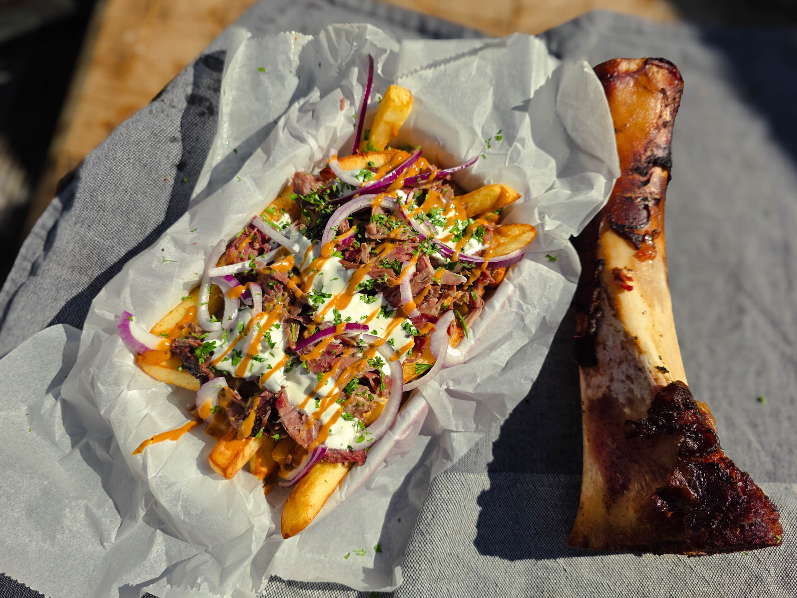 Loaded fries met pulled beefhammer eindresultaat